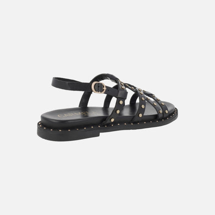 Sandalias planas de piel con tachas doradas