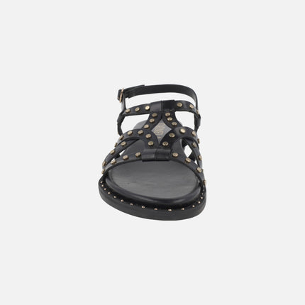 Sandalias planas de piel con tachas doradas