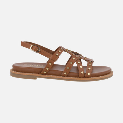 Sandalias planas de piel con tachas doradas
