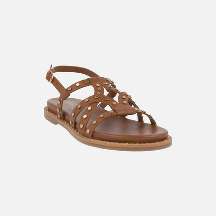 Sandalias planas de piel con tachas doradas
