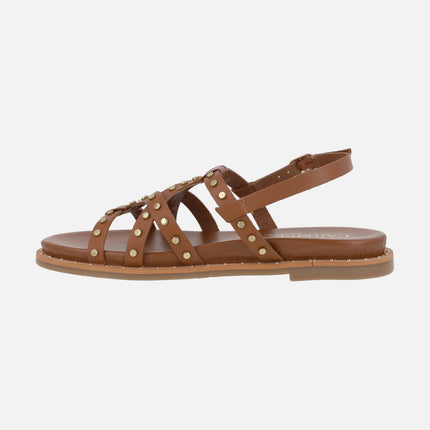 Sandalias planas de piel con tachas doradas