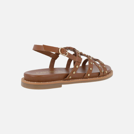 Sandalias planas de piel con tachas doradas