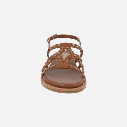 Sandalias planas de piel con tachas doradas