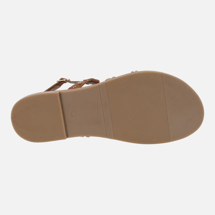 Sandalias planas de piel con tachas doradas