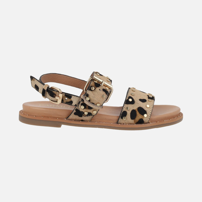 Sandalias planas de piel con tachas y hebillas