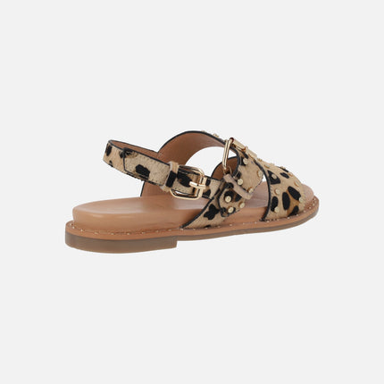 Sandalias planas de piel con tachas y hebillas