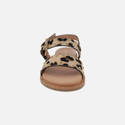 Sandalias planas de piel con tachas y hebillas