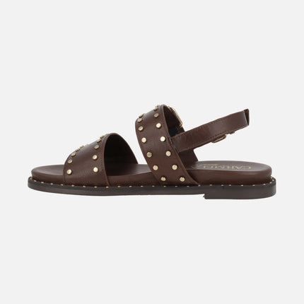 Sandalias planas de piel con tachas y hebillas