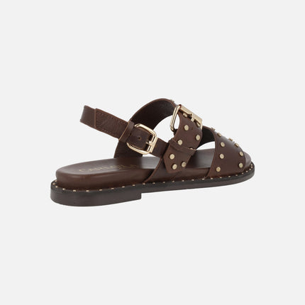 Sandalias planas de piel con tachas y hebillas