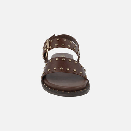 Sandalias planas de piel con tachas y hebillas