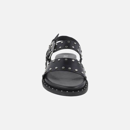 Sandalias planas de piel con tachas y hebillas