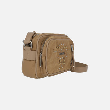 Bolsos bandolera en serraje camel con pedrería y tachas