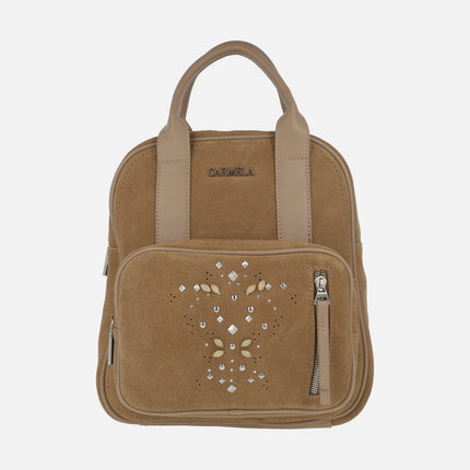 Mochilas Carmela en serraje camel con detalle de pedrería y tachas