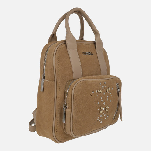 Mochilas Carmela en serraje camel con detalle de pedrería y tachas