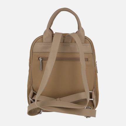 Mochilas Carmela en serraje camel con detalle de pedrería y tachas