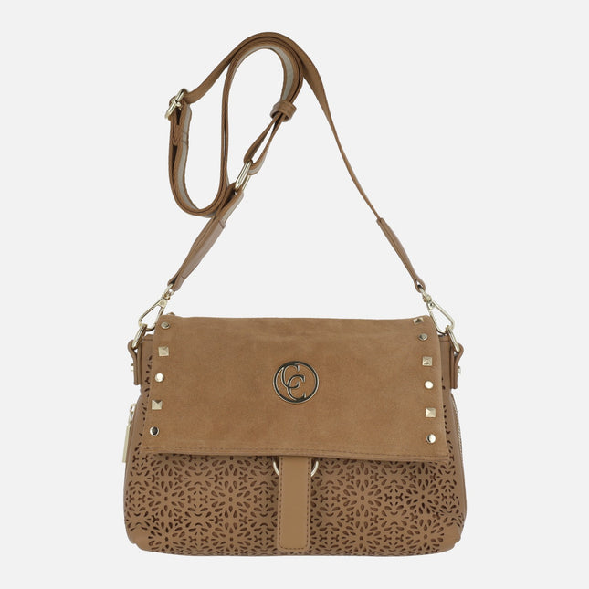 Bolsos bandolera troquelados con tapa y tachas