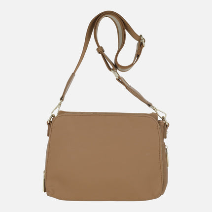 Bolsos bandolera troquelados con tapa y tachas