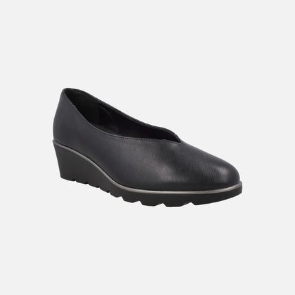 Zapatos negros de piel con cuña de goma y escote pico