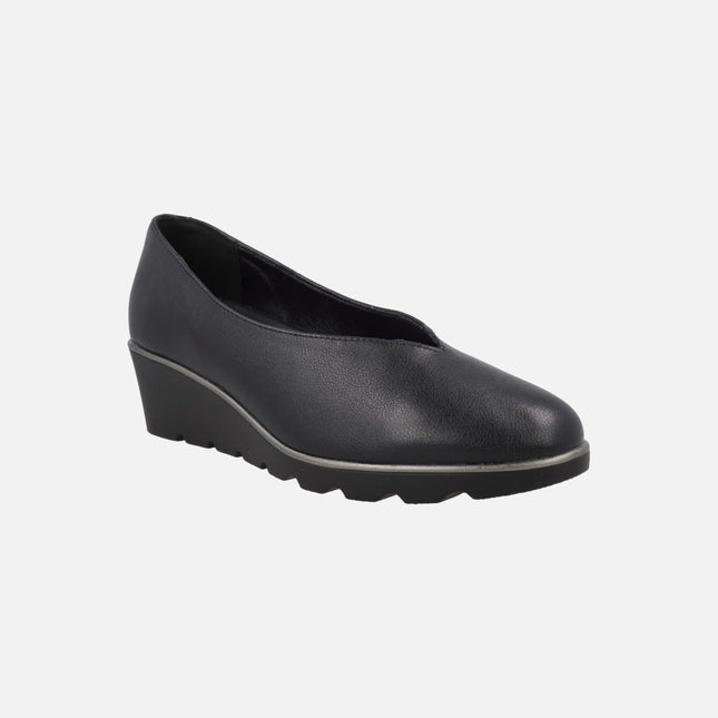 Zapatos negros de piel con cuña de goma y escote pico