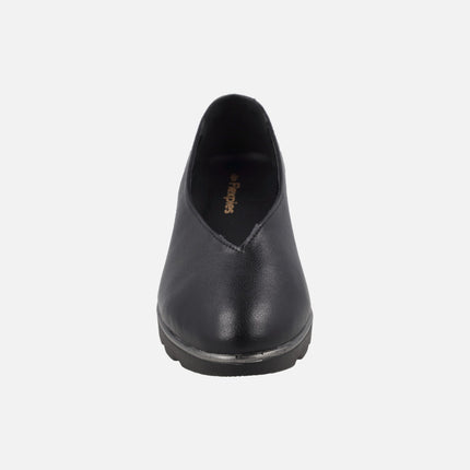 Zapatos negros de piel con cuña de goma y escote pico