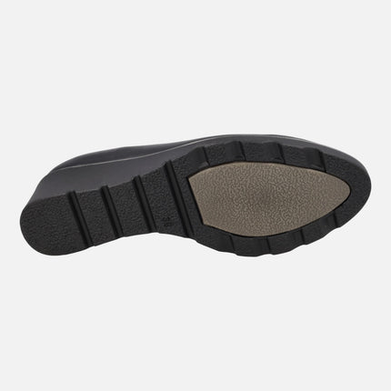 Zapatos negros de piel con cuña de goma y escote pico