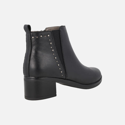 Botines de piel con tacón bajo y adorno de tachas y elástico