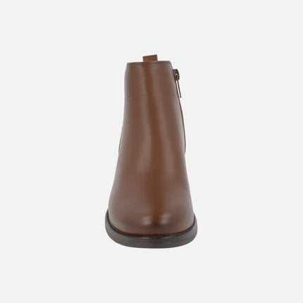 Botines de piel con tacón bajo y adorno de tachas y elástico