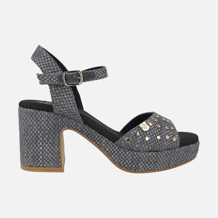 Sandalias de tacón en rafia negra con tachas doradas Daira