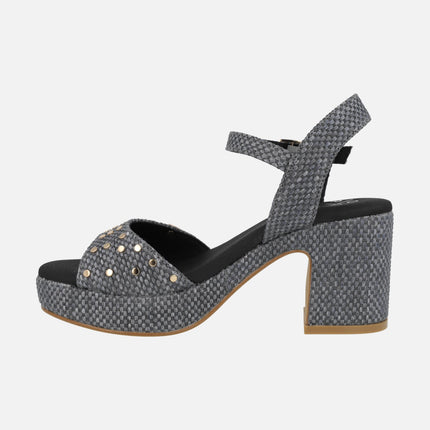 Sandalias de tacón en rafia negra con tachas doradas Daira