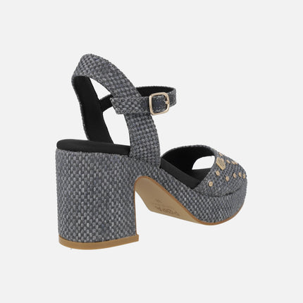 Sandalias de tacón en rafia negra con tachas doradas Daira