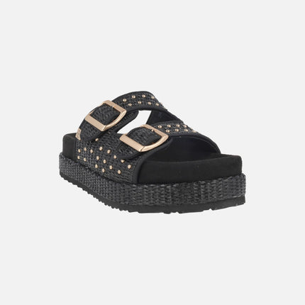 Sandalias de plataforma Xago en rafia negra con hebillas y tachas doradas
