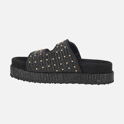 Sandalias de plataforma Xago en rafia negra con hebillas y tachas doradas