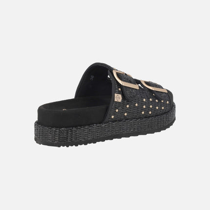 Sandalias de plataforma Xago en rafia negra con hebillas y tachas doradas