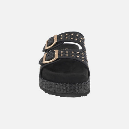 Sandalias de plataforma Xago en rafia negra con hebillas y tachas doradas