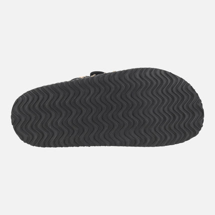 Sandalias de plataforma Xago en rafia negra con hebillas y tachas doradas