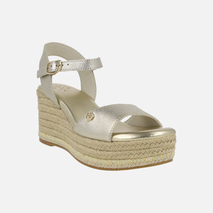 Sandalias de piel en color oro Arenal con cuña de esparto natural