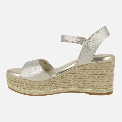 Sandalias de piel en color oro Arenal con cuña de esparto natural