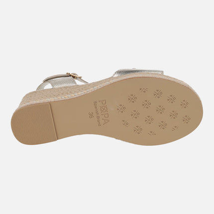 Sandalias de piel en color oro Arenal con cuña de esparto natural