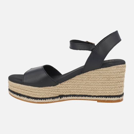 Sandalias Arenal en piel negra con cuña de yute
