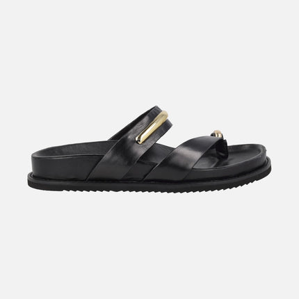 Sandalias de piel negra con detalle de pieza para dedo