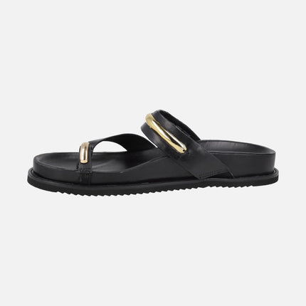 Sandalias de piel negra con detalle de pieza para dedo