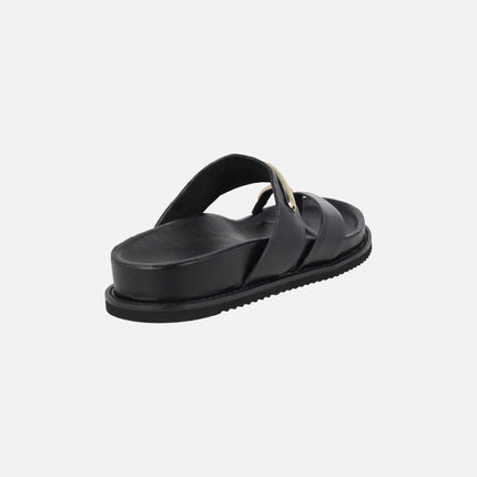 Sandalias de piel negra con detalle de pieza para dedo