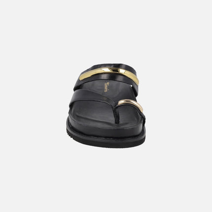 Sandalias de piel negra con detalle de pieza para dedo