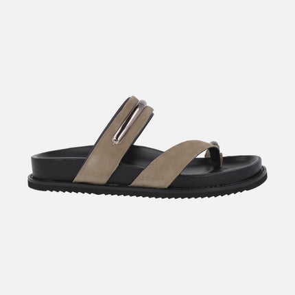 Sandalias de serraje taupe con detalle de pieza para dedo
