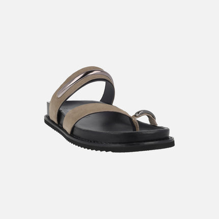 Sandalias de serraje taupe con detalle de pieza para dedo
