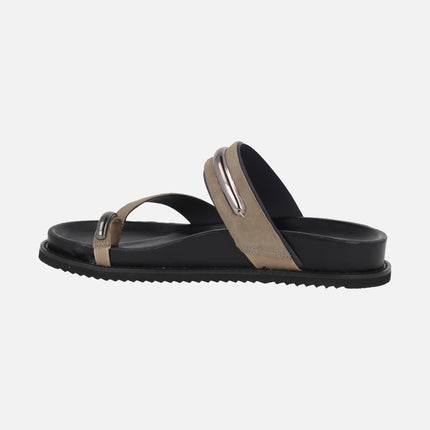 Sandalias de serraje taupe con detalle de pieza para dedo