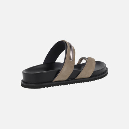 Sandalias de serraje taupe con detalle de pieza para dedo