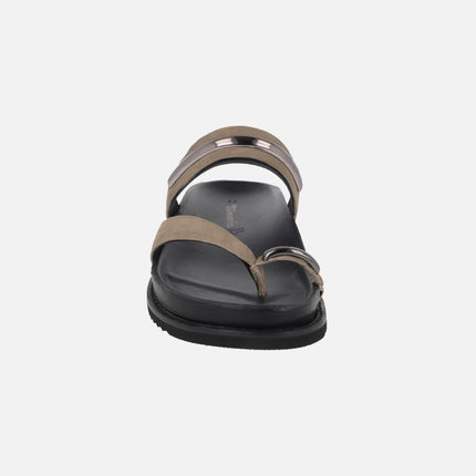 Sandalias de serraje taupe con detalle de pieza para dedo