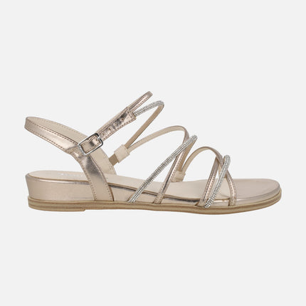 Sandalias de cuña baja con tiras metalizadas y con strass
