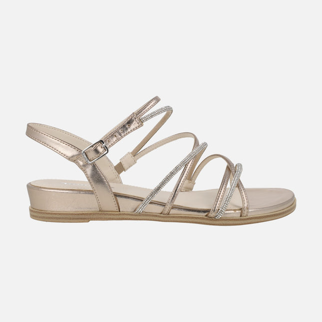 Sandalias de cuña baja con tiras metalizadas y con strass